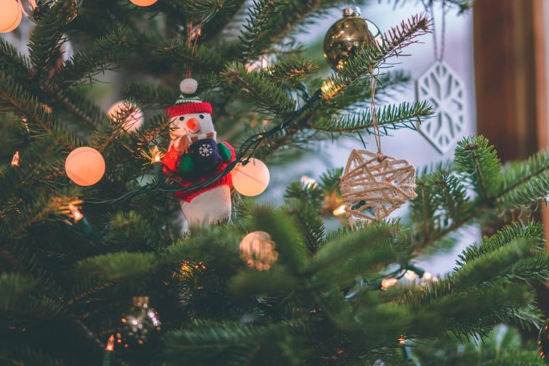 Knowing the Types of Material Used in Commercial Artificial Christmas Trees and Which Are Best Suited For Your Office Space